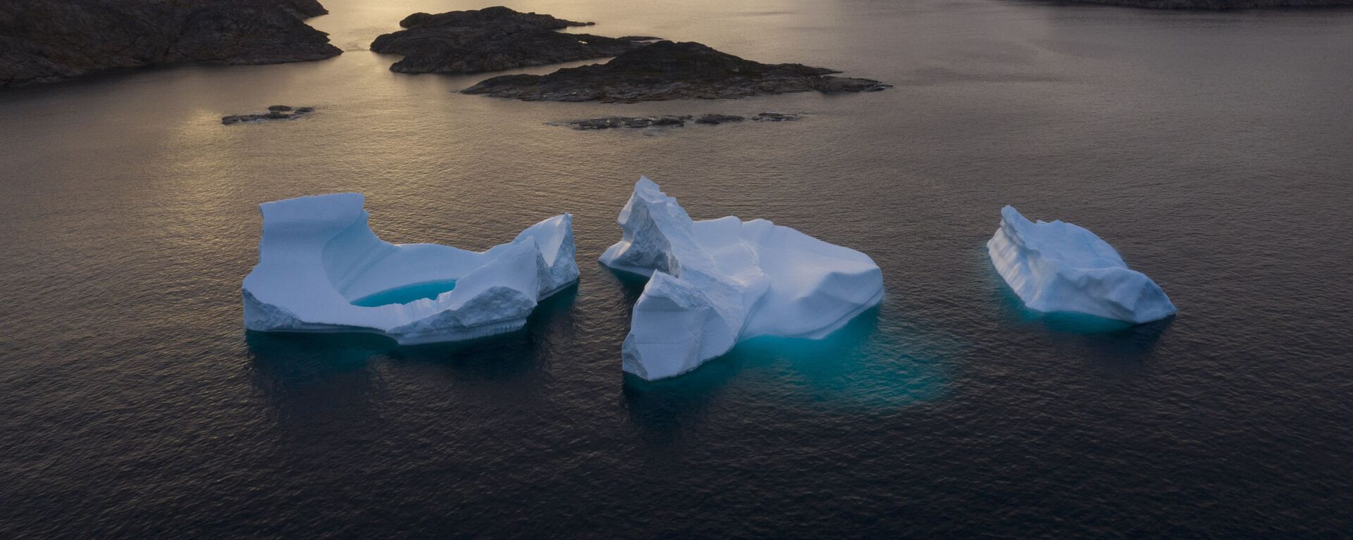 In this Aug. 16, 2019 file photo, icebergs float away as the sun rises near Kulusuk, Greenland - Sputnik International, 1920, 03.02.2022