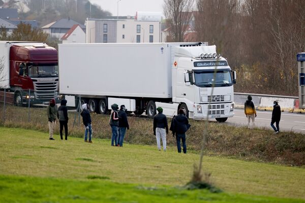 Truckers Attacked by Calais Migrants Demanding to be Smuggled to UK - Video - Sputnik International