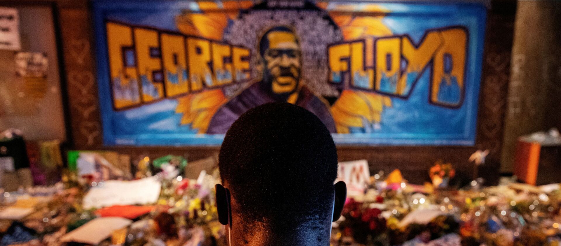 A man recites spoken word poetry at a makeshift memorial honoring George Floyd, at the spot where he was taken into custody, in Minneapolis, Minnesota, U.S., June 1, 2020 - Sputnik International, 1920, 10.12.2020