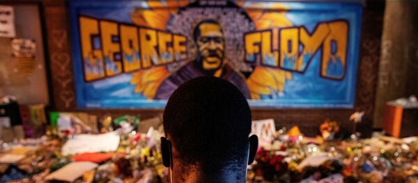 A man recites spoken word poetry at a makeshift memorial honoring George Floyd, at the spot where he was taken into custody, in Minneapolis, Minnesota, U.S., June 1, 2020 - Sputnik International