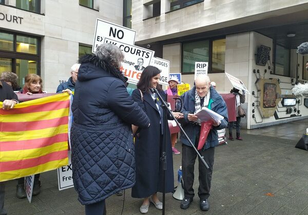 Julian Assange Awarded Prize by Catalonia Dignity Commission Outside Westminster Magistrates' Court - Sputnik International