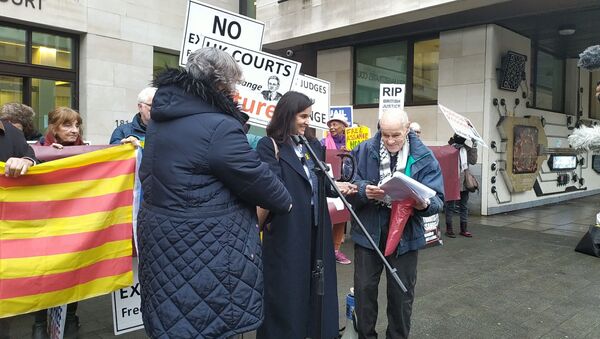Ms Júlia Strubell hands the 2019 Catalonia Dignity Commission award to Eric Levy of Committee to Defend Julian Assange on 11 December 2020 outside Westminster Magistrates' Court - Sputnik International