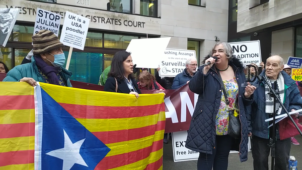 Emmy from JADC holding Catalonia Dignity Commission 2019 prize for Julian Assange 11 December 2020 outside Westminster Mags - Sputnik International