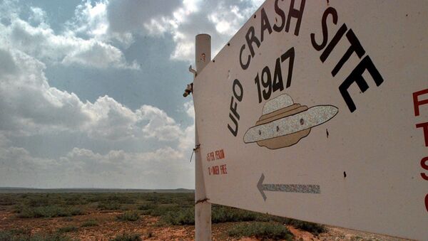 A sign directs travelers to the start of the 1947 UFO Crash Site Tours in Roswell, N.M., Tuesday, June 10, 1997. In Roswell, locals don't argue anymore about whether a space ship crashed nearby. They argue about whose ranch it landed on. - Sputnik International