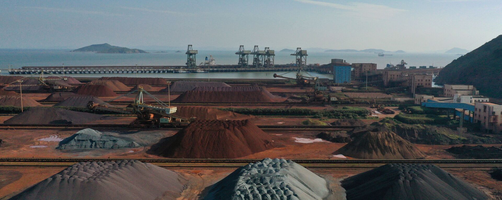 FILE PHOTO: Piles of imported iron ore are seen at a port in Zhoushan, Zhejiang - Sputnik International, 1920, 31.01.2023