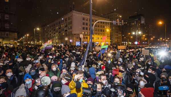 Demonstrators take part in a pro-choice protest in the center of Warsaw, on November 28, 2020, as part of a nationwide wave of protests since October 22 against Poland's near-total ban on abortion.  - Sputnik International