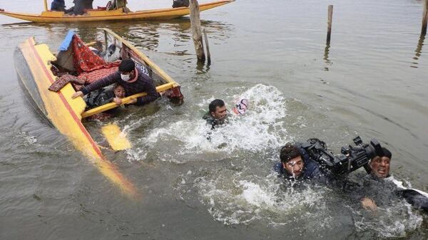 A major mishap was averted today after a boat carrying four Bharatiya Janata Party (BJP) members and several cameramen during an election rally overturned, causing everyone an impromptu dip in the freezing waters of Srinagar's Dal Lake. - Sputnik International