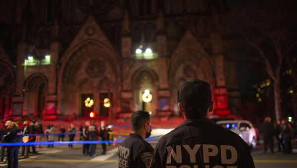 Police officers stand guard outside of the Cathedral of St. John the Divine in New York on December 13, 2020, after a shooter opened fire outside the church. - A man was shot and critically injured by police after he opened fire near crowds who had gathered to watch carol-singing outside a New York church. - Sputnik International
