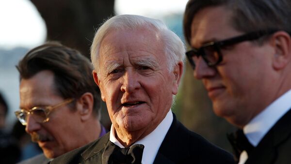 British author John le Carré (C) poses for photographers with British actor Gary Oldman (L) and Swedish director Tomas Alfredson at the UK premiere of Tinker Tailor Soldier Spy in London 13 September 2011. - Sputnik International