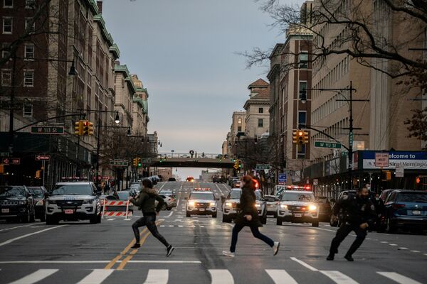 People run after a man opened fire outside the Cathedral Church of St. John the Divine in the Manhattan borough of New York City, New York, U.S., December 13, 2020     - Sputnik International
