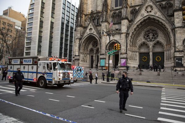 New York police officers block off the scene of a shooting at the Cathedral Church of St. John the Divine, Sunday, Dec. 13, 2020, in New York. - Sputnik International