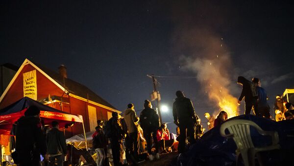 Protesters plan their next action while standing around a fire near the Red House on Mississippi Street on December 9, 2020 in Portland, Oregon - Sputnik International