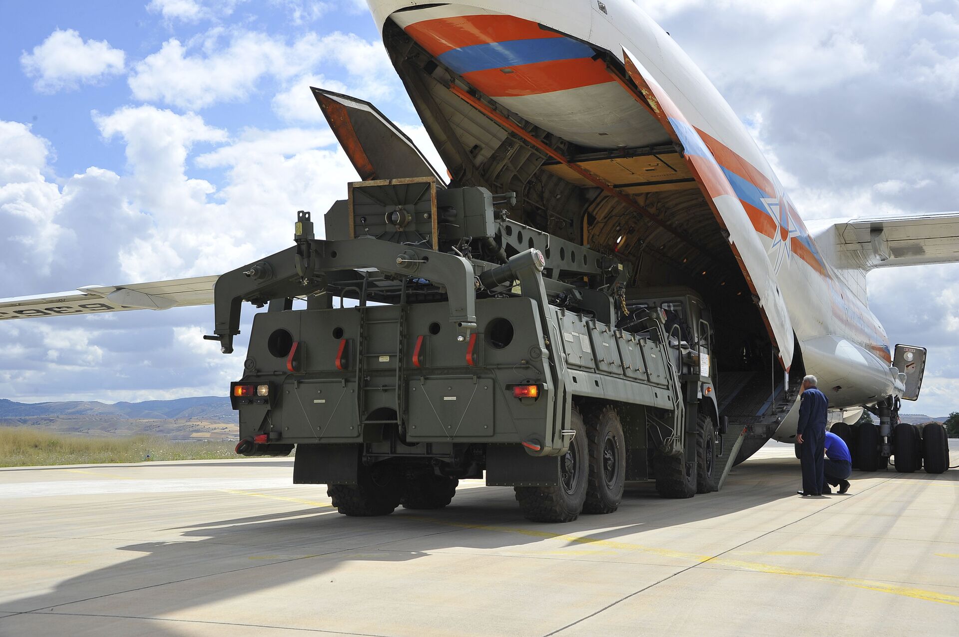 Military vehicles and equipment, parts of the S-400 air defense systems, are unloaded from a Russian transport aircraft, at Murted military airport in Ankara, Turkey, Friday, July 12, 2019 - Sputnik International, 1920, 21.10.2021