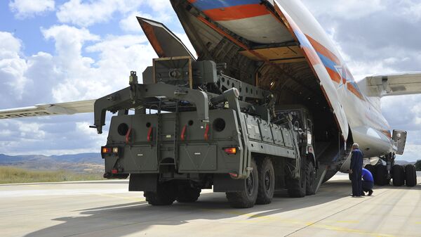 Military vehicles and equipment, parts of the S-400 air defence systems, are unloaded from a Russian transport aircraft, at Murted military airport in Ankara, Turkey, 12 July 2019 - Sputnik International