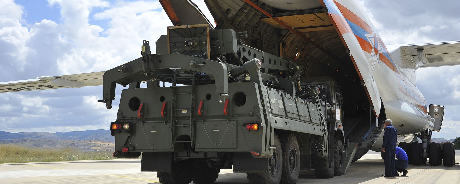 Military vehicles and equipment, parts of the S-400 air defense systems, are unloaded from a Russian transport aircraft, at Murted military airport in Ankara, Turkey, Friday, July 12, 2019 - Sputnik International, 1920, 24.04.2022
