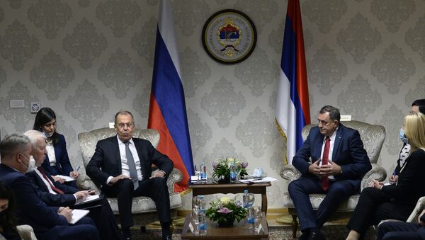 Russian Foreign Minister, Sergei Lavrov (centre left) sits down for a meeting with the chairman of Bosnia and Herzegovina's tripartite presidency, Milorad Dodik (for the Serbs, centre right), in East-Sarajevo, late on 14 December 14, 2020. - Sputnik International