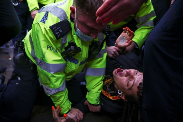 Anti-Lockdown, Anti-Vaccine Protest Outside Parliament in London as Infections Surge in UK - Sputnik International