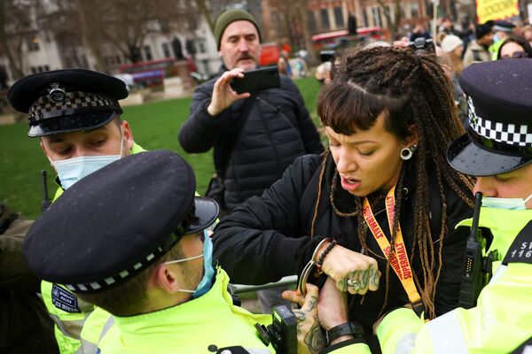 Anti-Lockdown, Anti-Vaccine Protest Outside Parliament in London as Infections Surge in UK - Sputnik International