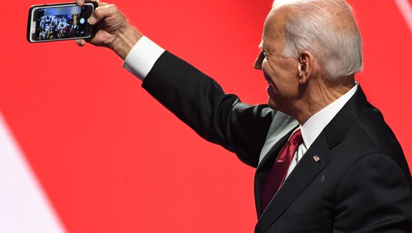 Joe Biden takes a selfie with supporters in Ohio, 15 October 2019. - Sputnik International