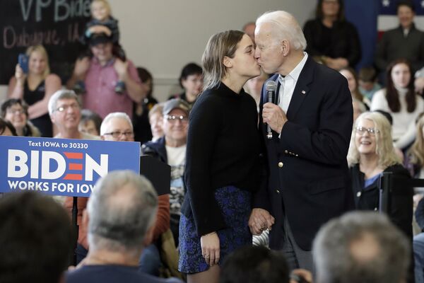Democratic presidential candidate former Vice President Joe Biden, right, kisses his granddaughter Finnegan Biden during a campaign event on 2 February, 2020 in Dubuque, Iowa.  - Sputnik International