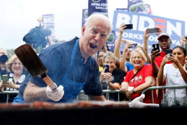 Democratic presidential candidate former Vice President Joe Biden works the grill during the Polk County Democrats Steak Fry, 21 September, 2019 in Des Moines, Iowa.  - Sputnik International