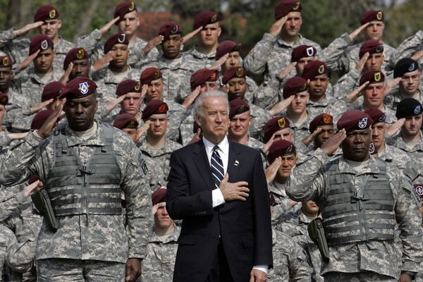 Vice President Joe Biden, centre, during the National Anthem at a welcome home ceremony at Fort Bragg, N.C., Wednesday, April 8, 2009. - Sputnik International