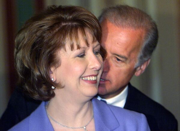US Senator Joe Biden whispers to Irish President Mary McAleese after a meeting on Capitol Hill on 16 May, 2000.  - Sputnik International