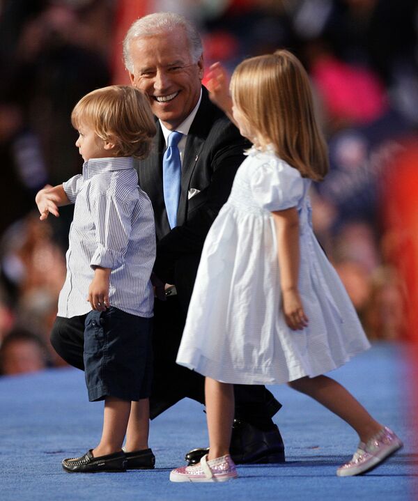 Democratic vice presidential candidate, Sen. Joe Biden, D-Del., is seen on stage with his grandson Hunter, left, and grand daughter Natalie at the Democratic National Convention in Denver, Wednesday, 27 August, 2008. - Sputnik International