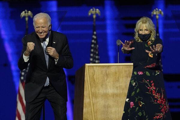 Joe Biden and his wife Jill Biden gesture to supporters Saturday, 7 November, 2020 in Wilmington, Del.  - Sputnik International