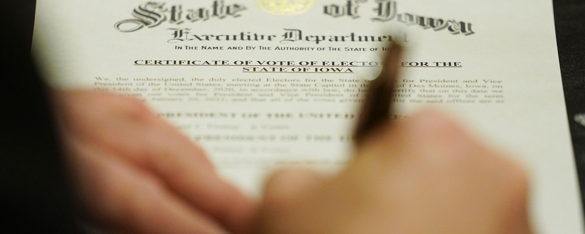 A member of Iowa's Electoral College signs the Certificate of Vote of Electors for the State of Iowa, Monday, Dec. 14, 2020, at the Statehouse in Des Moines, Iowa - Sputnik International, 1920, 07.11.2024