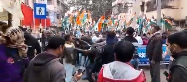 Supporters of India's West Bengal State Ruling Party Beat Member of Paramilitary Force Supporters of India's West Bengal State Ruling Party Beat Member of Paramilitary Force - Sputnik International