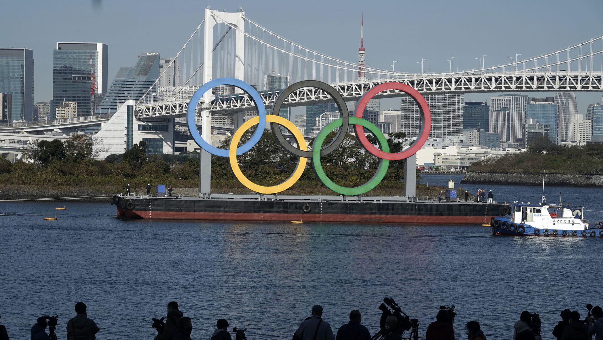 The Olympic Symbol is reinstated after it was taken down for maintenance ahead of the postponed Tokyo 2020 Olympics in the Odaiba section, Tokyo Bay, Tuesday, 1 December 2020. - Sputnik International, 1920, 11.03.2021