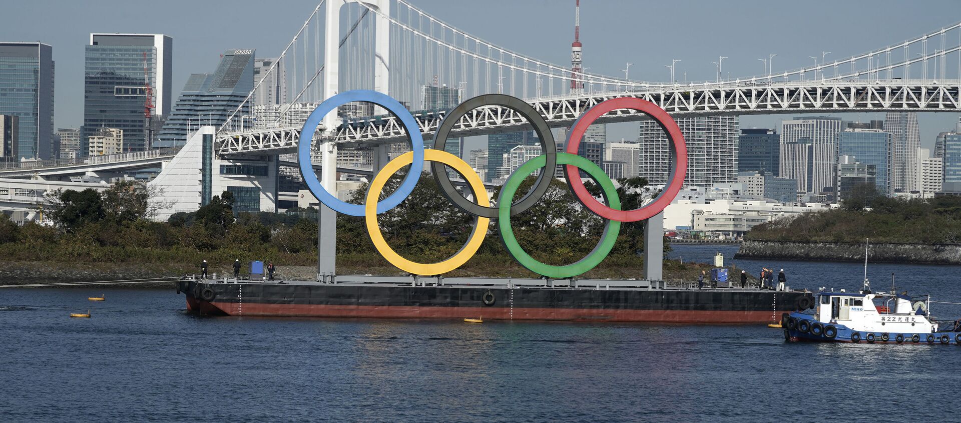 The Olympic Symbol is reinstated after it was taken down for maintenance ahead of the postponed Tokyo 2020 Olympics in the Odaiba section, Tokyo Bay, Tuesday, 1 December 2020. - Sputnik International, 1920, 11.03.2021