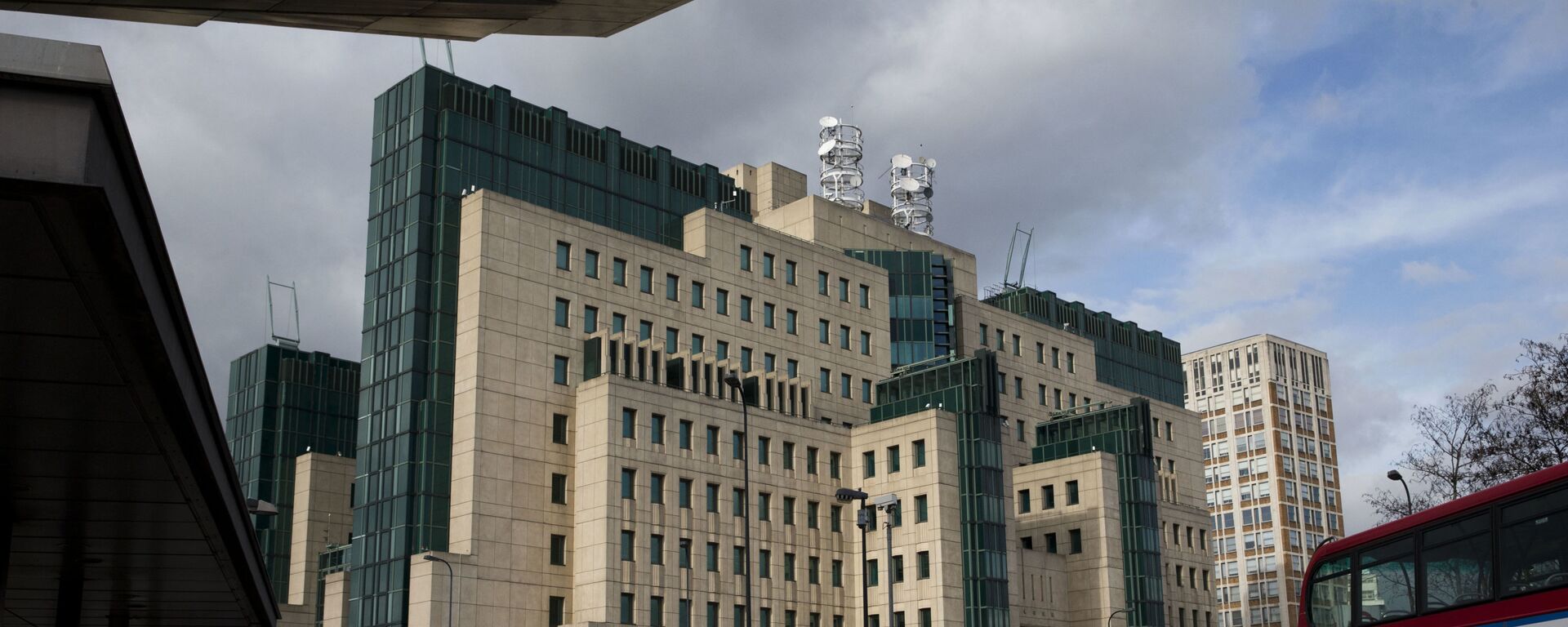 This Thursday, March 5, 2015 file photo shows a general view of the MI6 building in London - Sputnik International, 1920, 07.07.2022