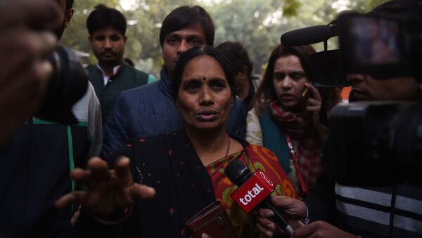 The mother of Indian gangrape victim 'Nirbhaya' (C) talks to the media as she attends a rally held to protest the release of a juvenile rapist, in New Delhi on December 21, 2015.  - Sputnik International