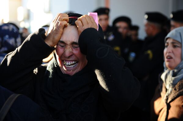 A woman cries in front of a prefecture as she waits with other people to meet the governor on 10 January 2011 in Sidi Bouzid - Sputnik International