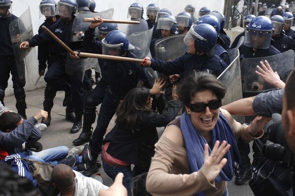 Students react during clashes with police officers in Algiers, Tuesday, 12 April 2011 - Sputnik International