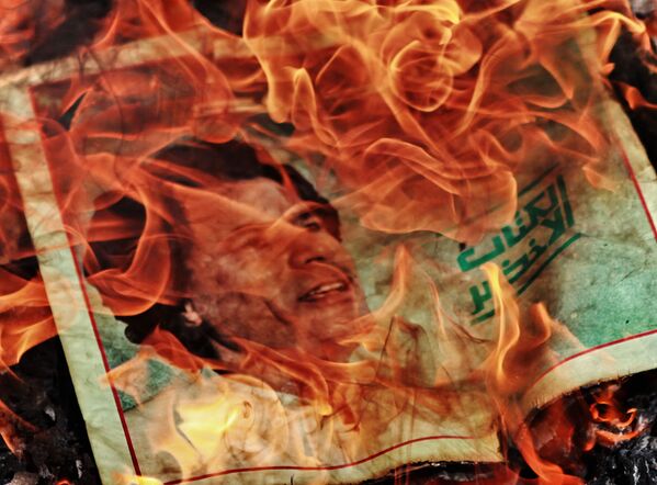 Portrait of Muammar Gaddafi on fire - Sputnik International