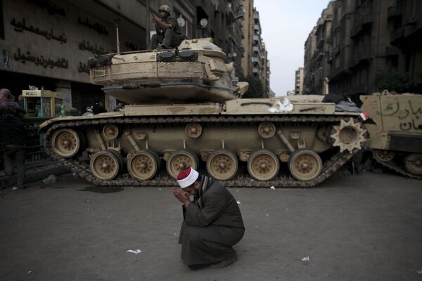 A Muslim cleric cries next to a tank in Cairo - Sputnik International