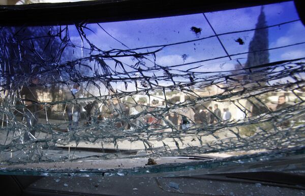 A cracked windshield is seen at the site of a suicide bombing in Damascus, Syria, Friday, 23 December 2011 - Sputnik International
