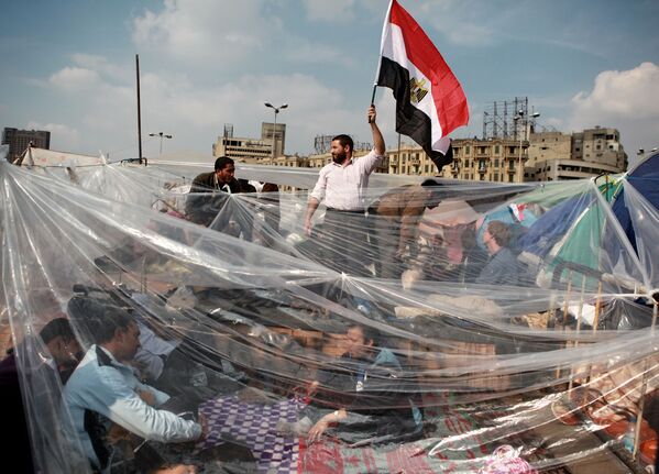 Protesters sit in a makeshift tent in Tahrir Square in Cairo - Sputnik International