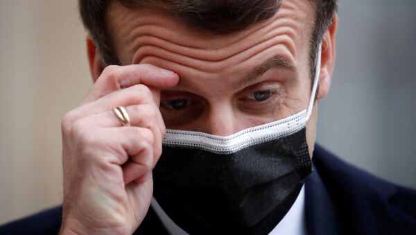 French President Emmanuel Macron, wearing a protective face mask, scratches his brow as he talks to the media next to Portugal's Prime Minister Antonio Costa (not seen) before a meeting at the Elysee Palace in Paris, France, 16 December 2020 - Sputnik International