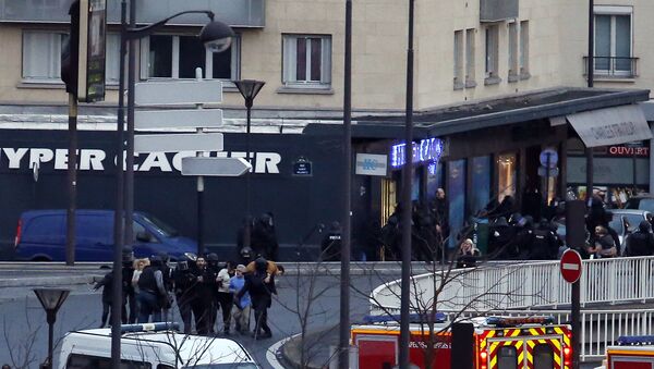 Members of the French police special forces launch the assault and evacuate the hostages at a kosher grocery store in Porte de Vincennes, eastern Paris, on January 9, 2015  - Sputnik International