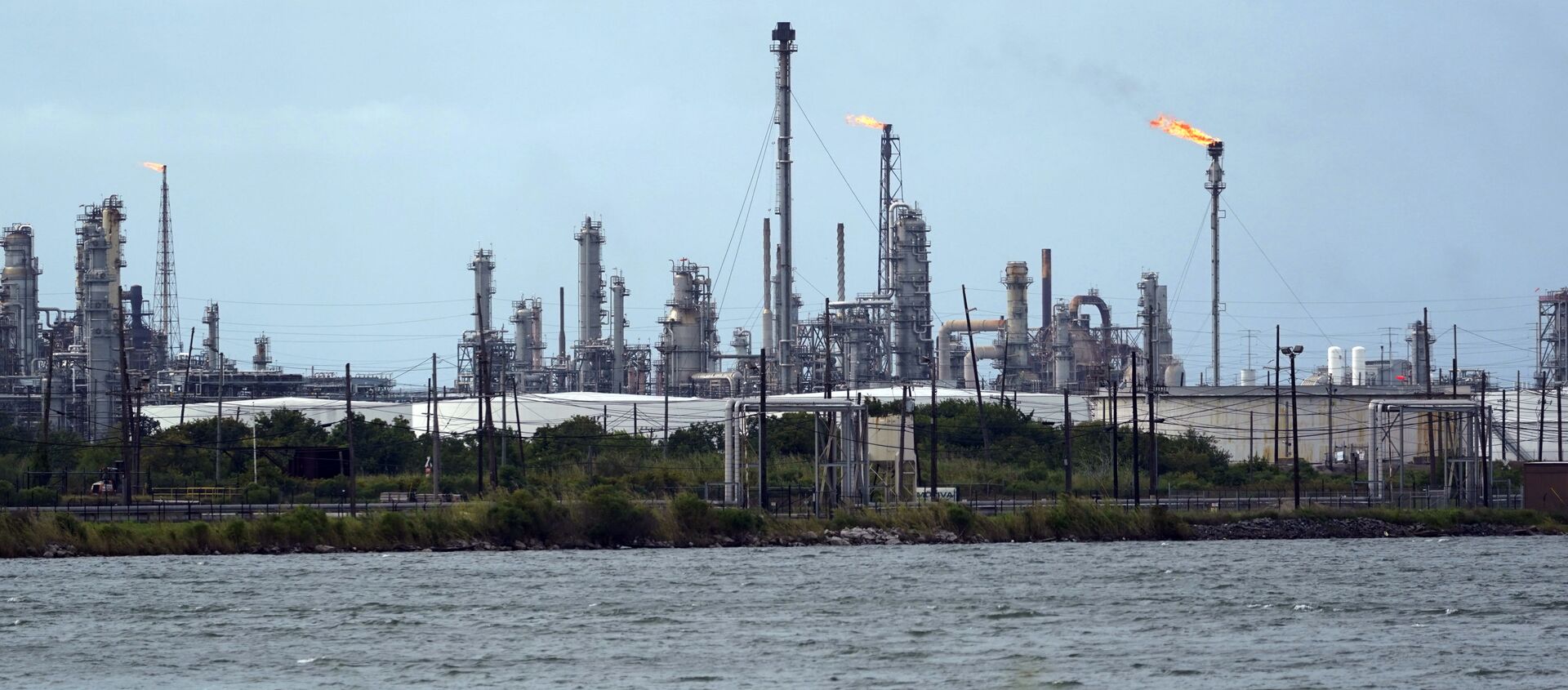A refinery is seen along the water, Wednesday, Aug. 26, 2020, in Port Arthur, Texas. - Sputnik International, 1920, 16.12.2020