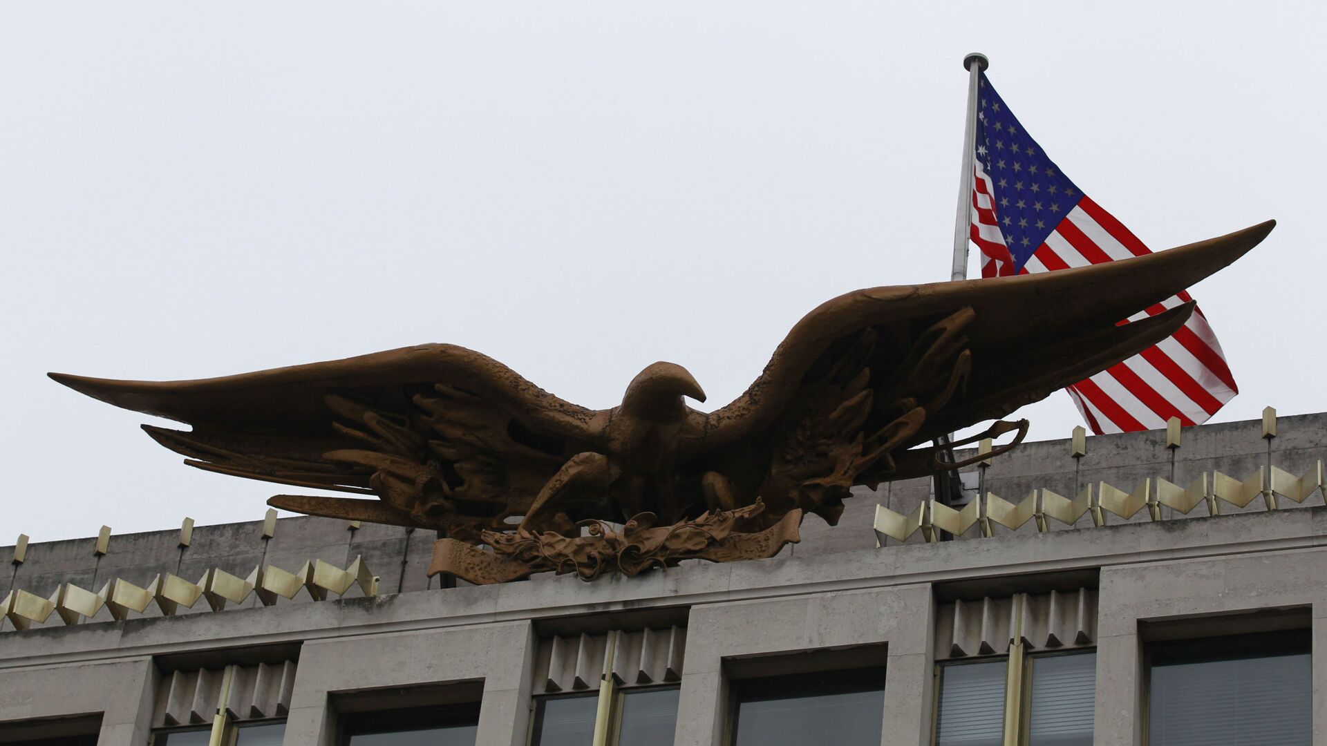A U.S. flag flies above the Bald Eagle statue by Theodore Roszak atop the  U.S. embassy in London, Monday, Dec. 6, 2010 - Sputnik International, 1920, 11.04.2022