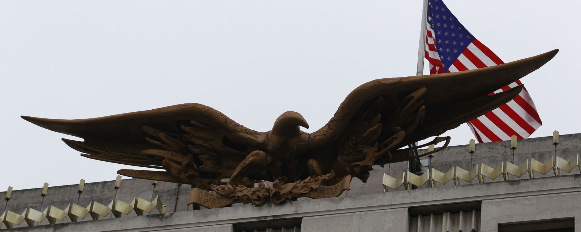 A U.S. flag flies above the Bald Eagle statue by Theodore Roszak atop the  U.S. embassy in London, Monday, Dec. 6, 2010 - Sputnik International, 1920, 05.01.2025