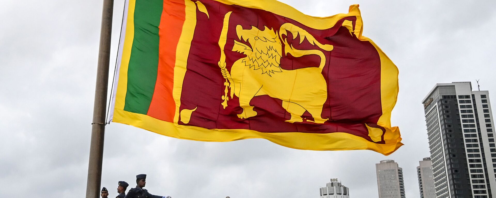 Soldiers stand at attention as the national flag is lowered as part of a daily ceremony at the Galle Face Green promenade in Colombo on May 17, 2020. - Sputnik International, 1920, 17.12.2020