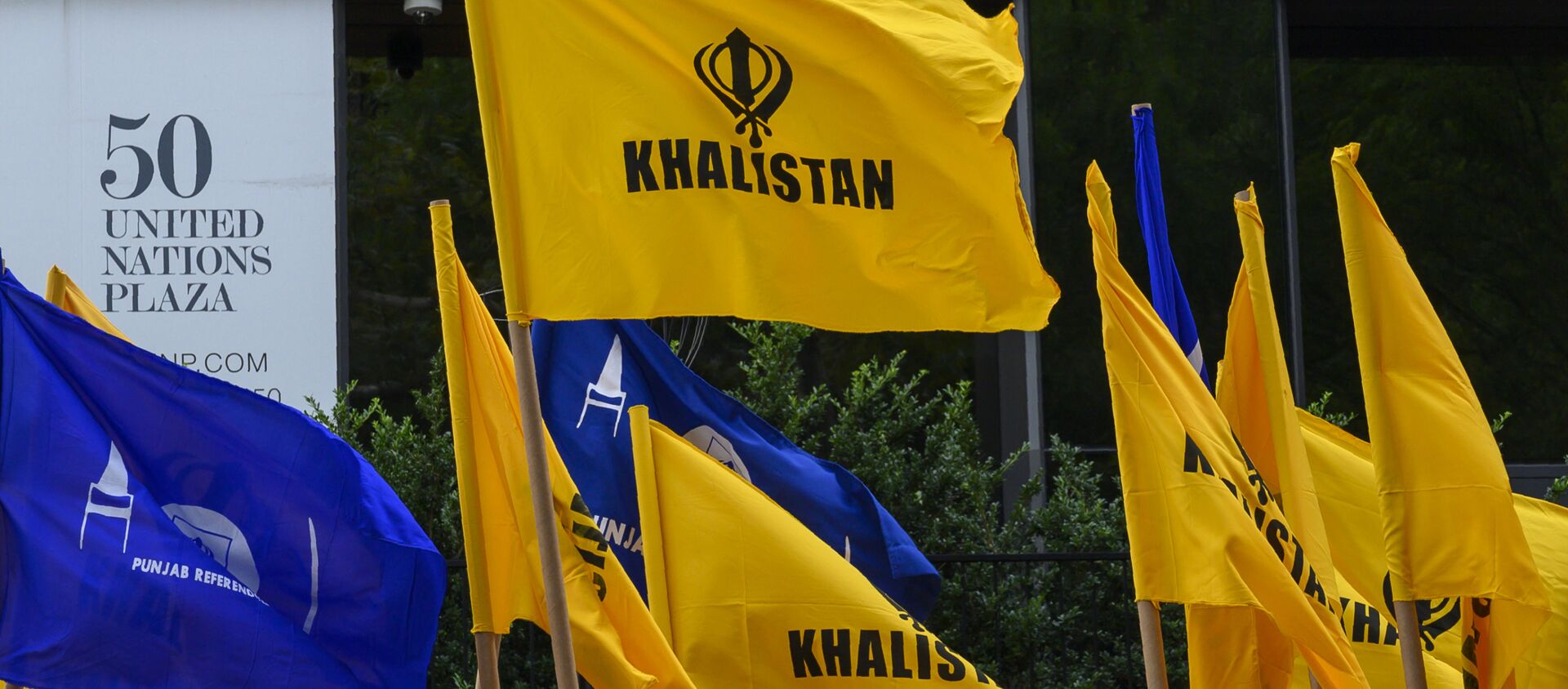 Khalistan flags fly as Sikhs for Justice hold a march and rally at the United Nations Headquarters on Indian Independence day, highlighting the human rights abuses of Sikhs in Punjab by Indian Prime Minister Narendra Modi's government August 15, 2019 in New York.  - Sputnik International, 1920, 17.12.2020
