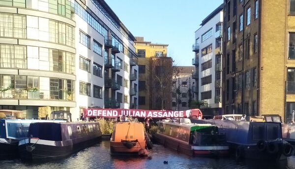 Assange Supporters Denounce 'Lies', 'Smears' and 'Fabrications' Outside The Guardian Headquarters Assange Supporters Denounce 'Lies', 'Smears' and 'Fabrications' Outside The Guardian Headquarters - Sputnik International
