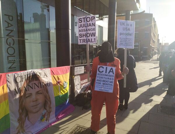 Assange Supporters Denounce 'Lies', 'Smears' and 'Fabrications' Outside The Guardian Headquarters Assange Supporters Denounce 'Lies', 'Smears' and 'Fabrications' Outside The Guardian Headquarters - Sputnik International